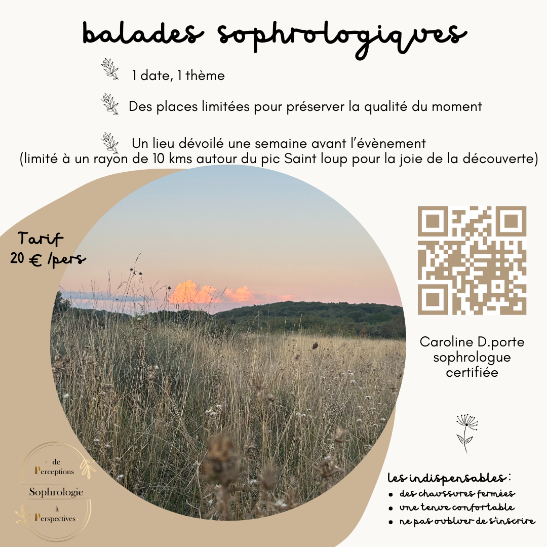 Un pont en bois allant jusqu'au milieu d'un lac dans les montagnes à la tombée de la nuit